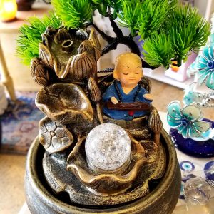 Fuente de agua con buda esfera y luz decoracion arbol